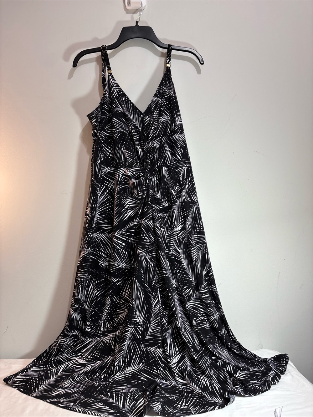 Michael Kors Black & White Palm-Print V-Neck Maxi Dress. 1272